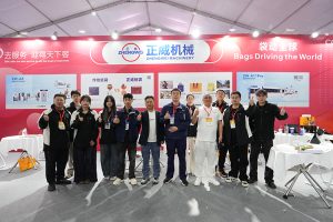 突破傳統(tǒng)！正威機(jī)械無(wú)腰線紙袋機(jī)驚艷龍港印展，引領(lǐng)綠色智造新范式
