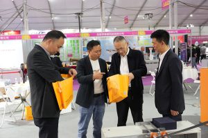 突破傳統(tǒng)！正威機(jī)械無(wú)腰線紙袋機(jī)驚艷龍港印展，引領(lǐng)綠色智造新范式